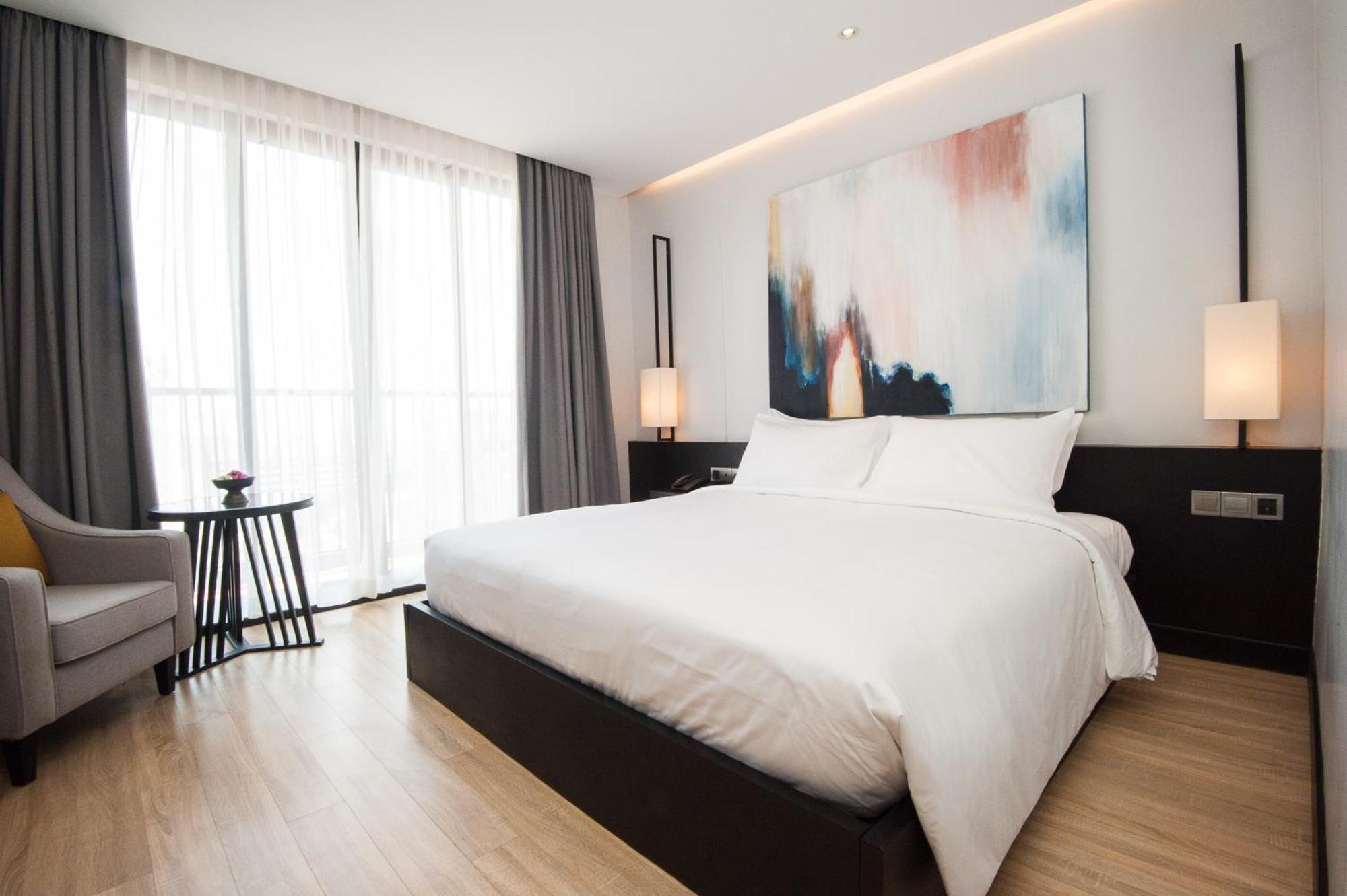 Glow Park Hotel Grand Royal Palace بنوم بنه المظهر الخارجي الصورة