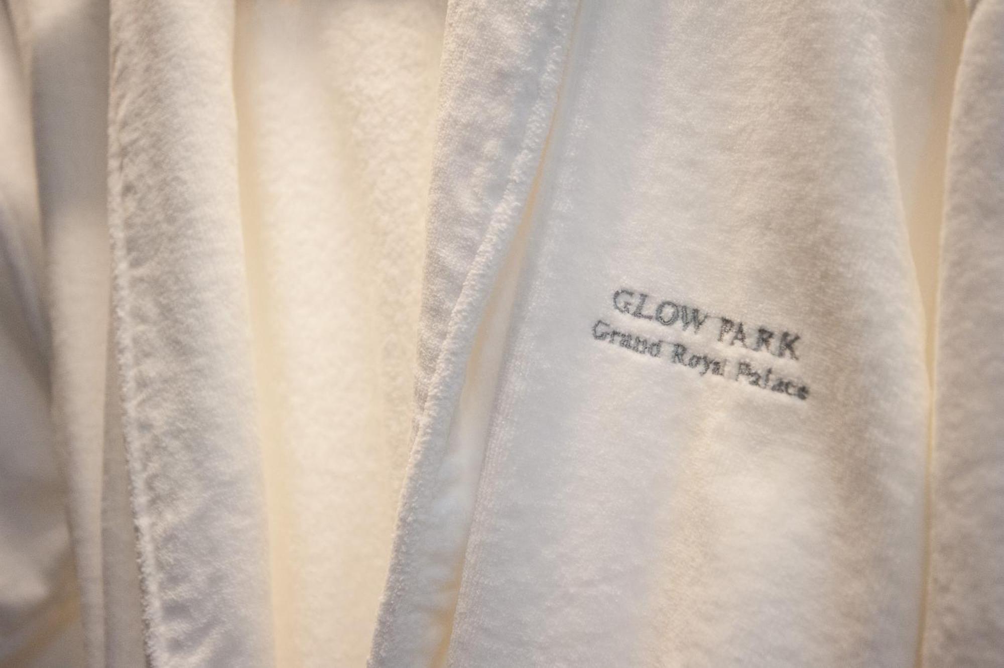 Glow Park Hotel Grand Royal Palace بنوم بنه المظهر الخارجي الصورة